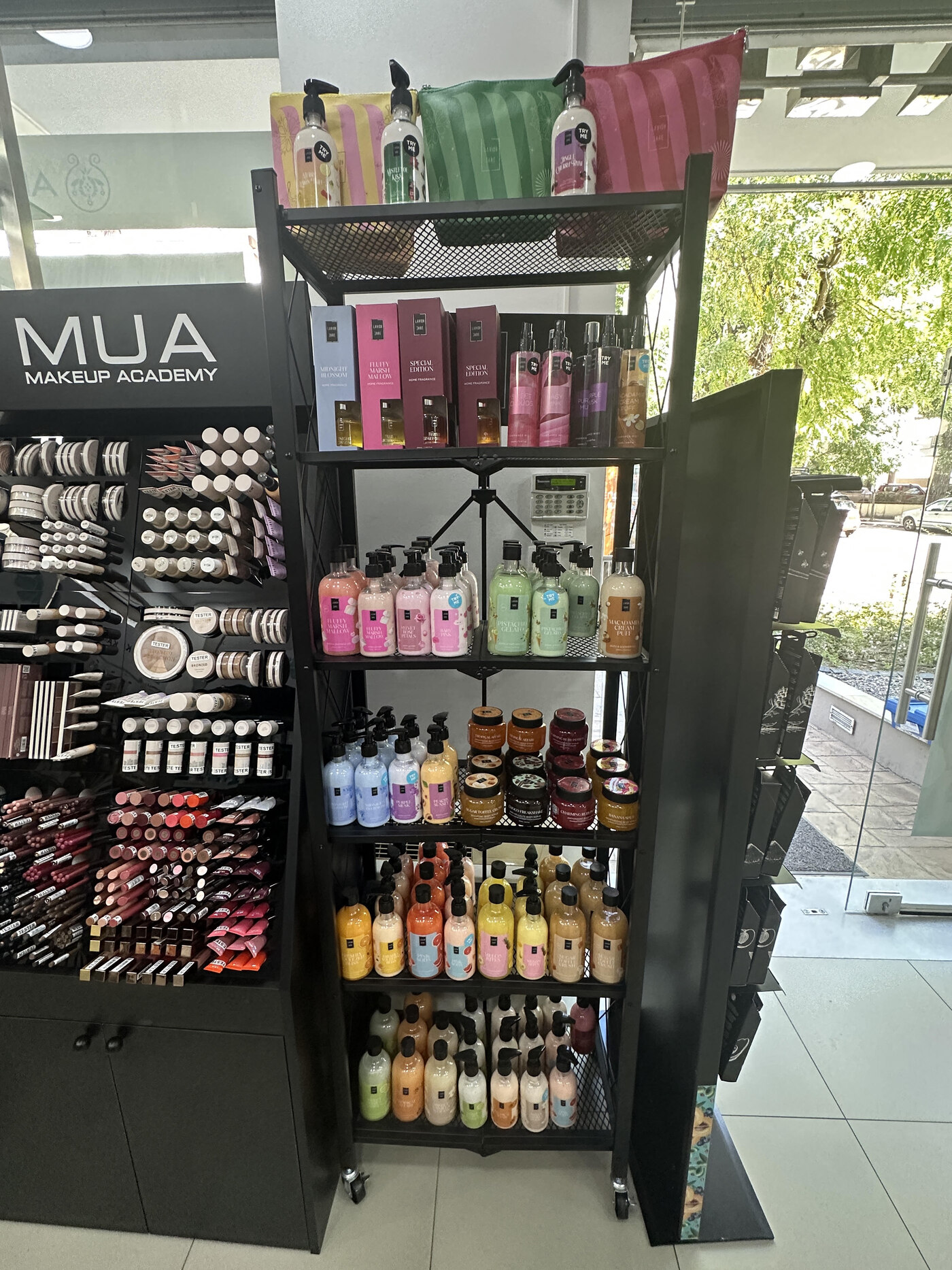 Προθήκη με προϊόντα Lavish Care στο Maranè Pharmacy
